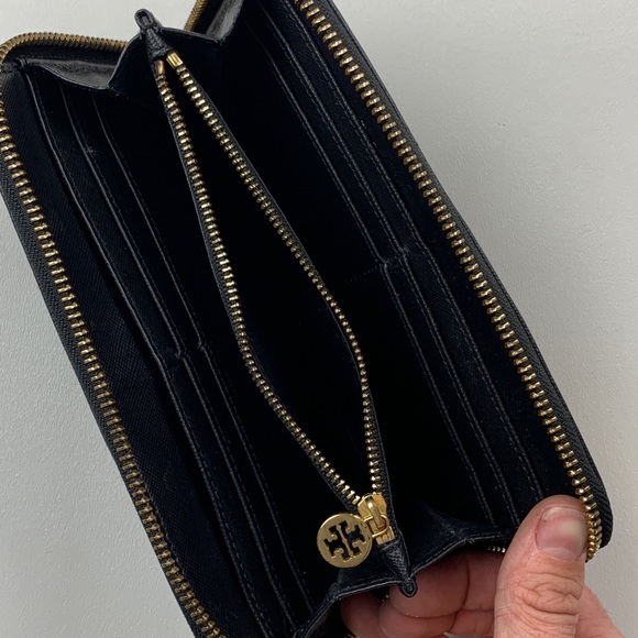 🎉SOLD🎉Tory Burch Black Full Zip Around Wallet - Picture 8 of 8